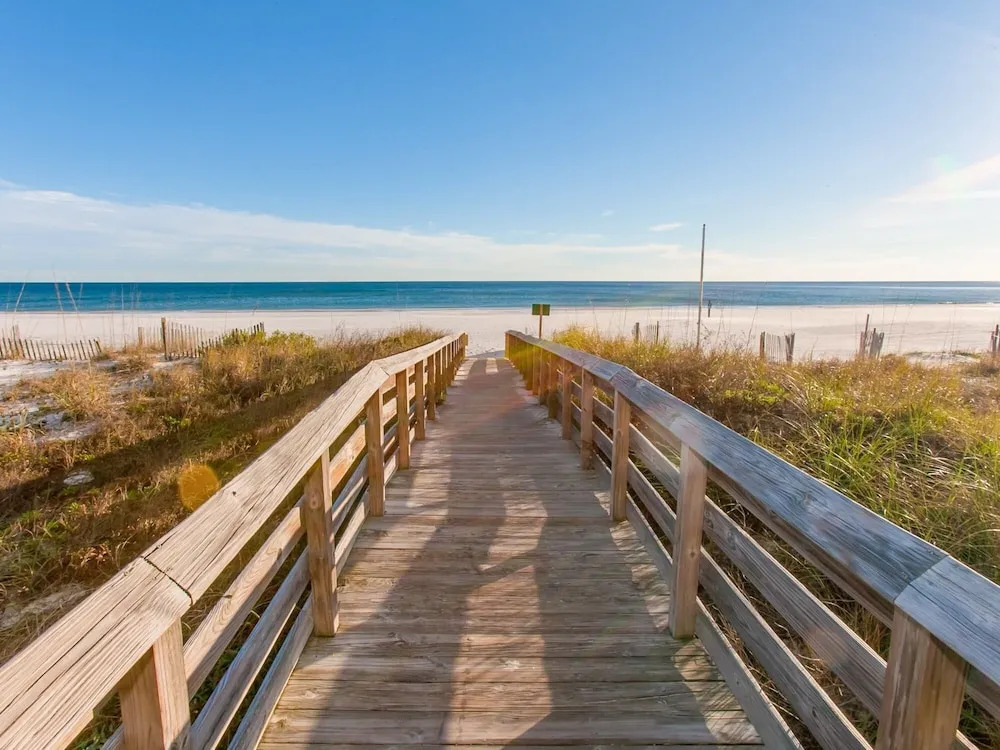 Gulf-front Getaway W/ Pools & Private Balcony 1 Bedroom Condo