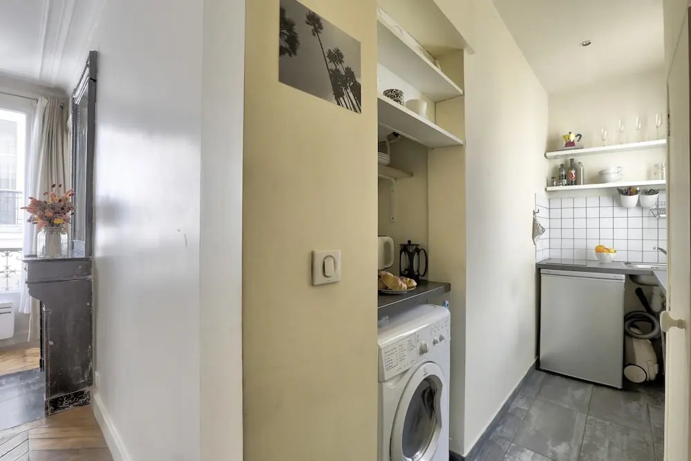 Classy and Cosy 1-bedroom Ensuite, 2min Walk From Cadet Metro
