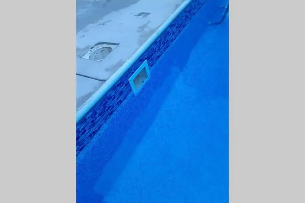 House with private swimming pool 3-6-8 f deep