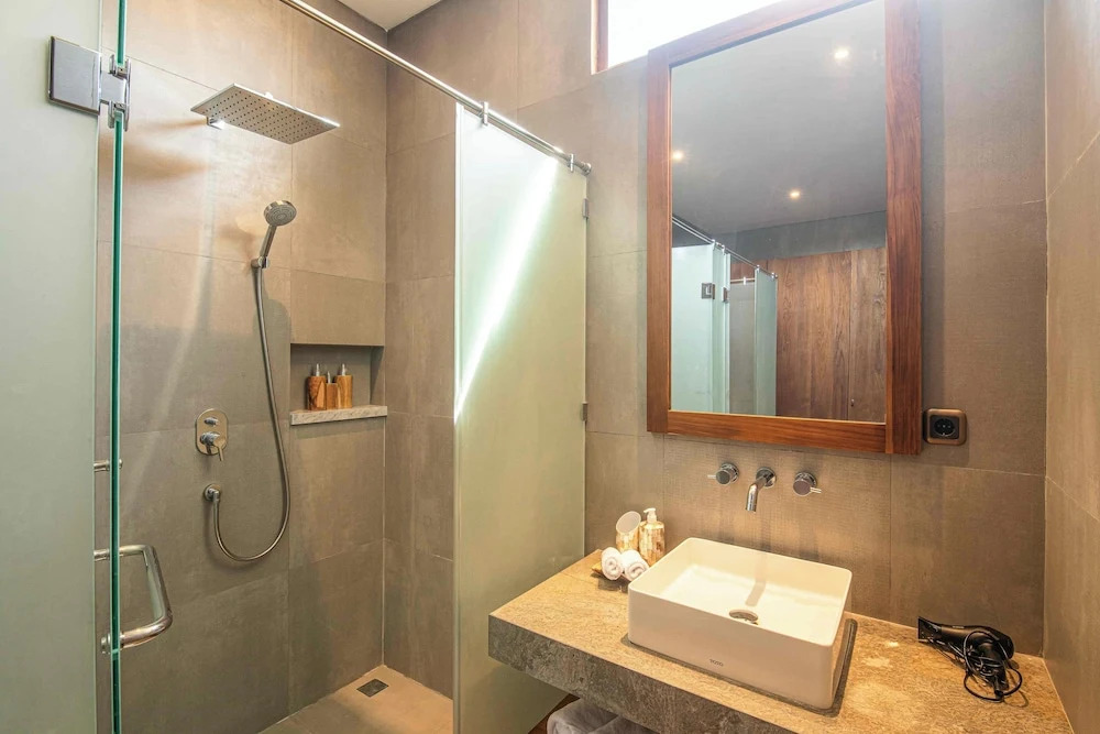 5-br Beach Villa in Canggu Overlooking Rice Fields