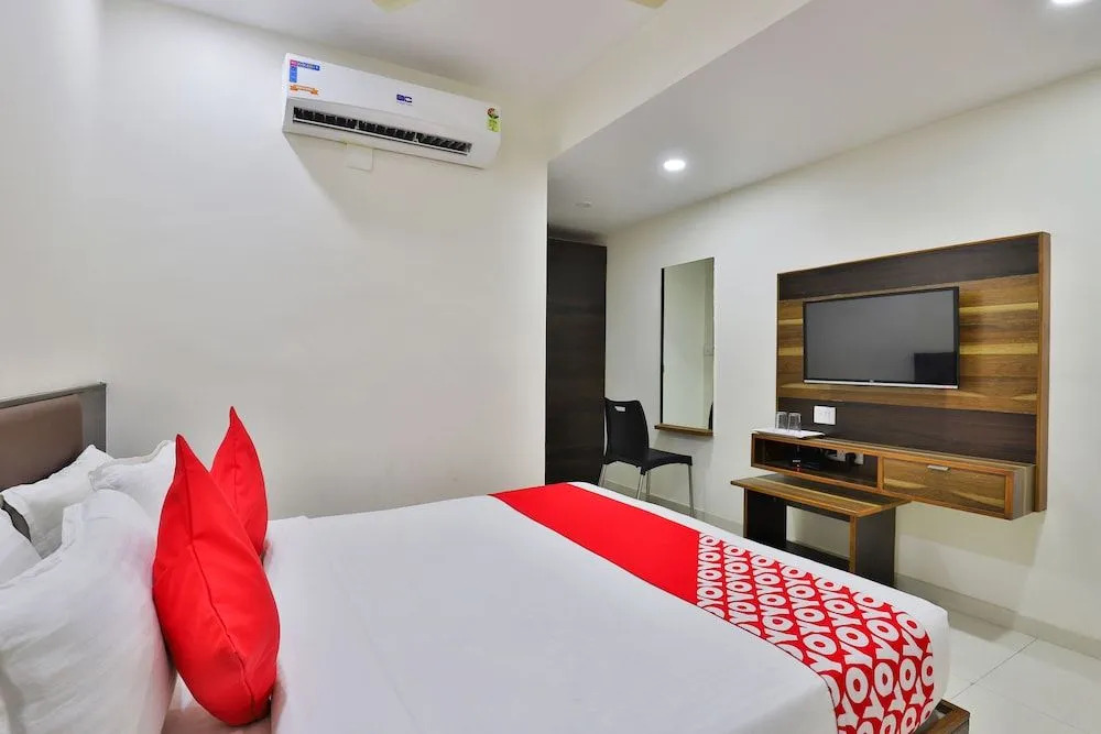 Oyo 25009 Hotel Crystal