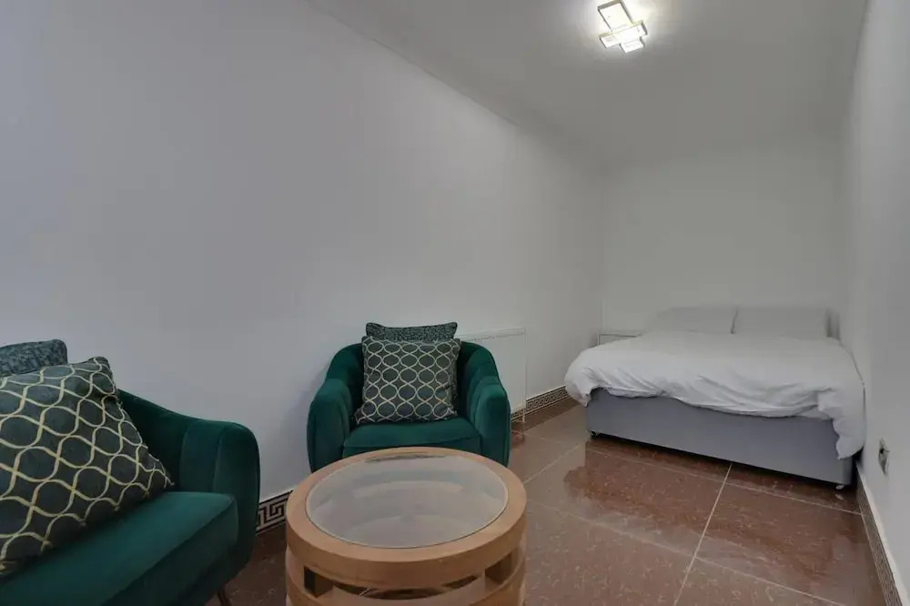 Luxurious West London Retreat With Hot Tubs & Easy Access to Central London