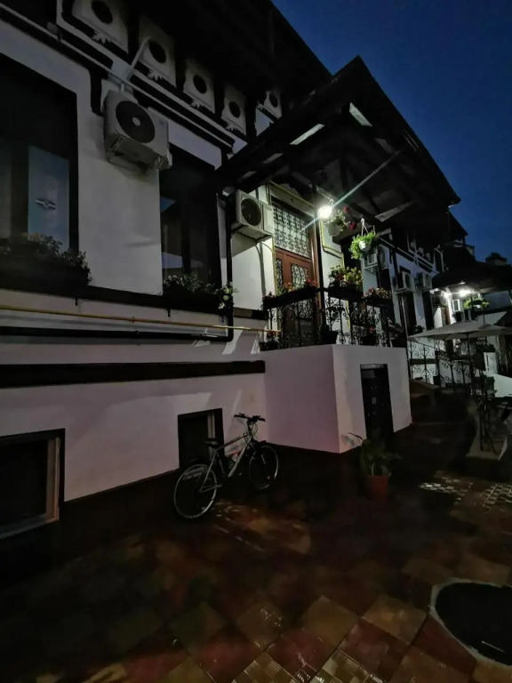 Joe Hostel