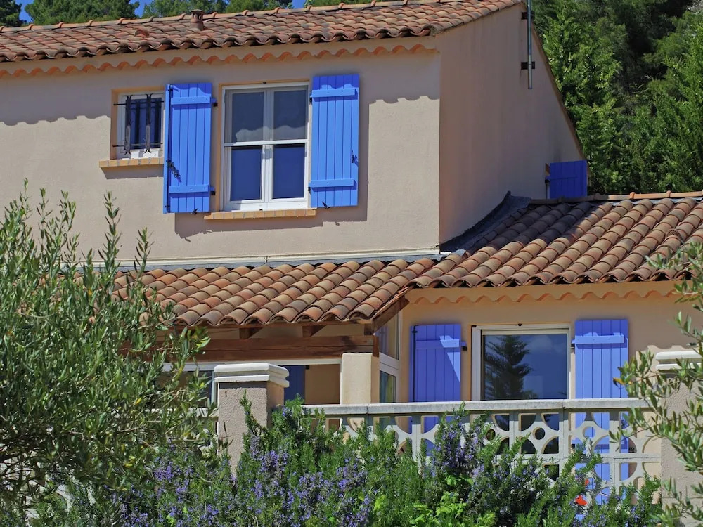 Spacious Villa in Aups With Swimming Pool