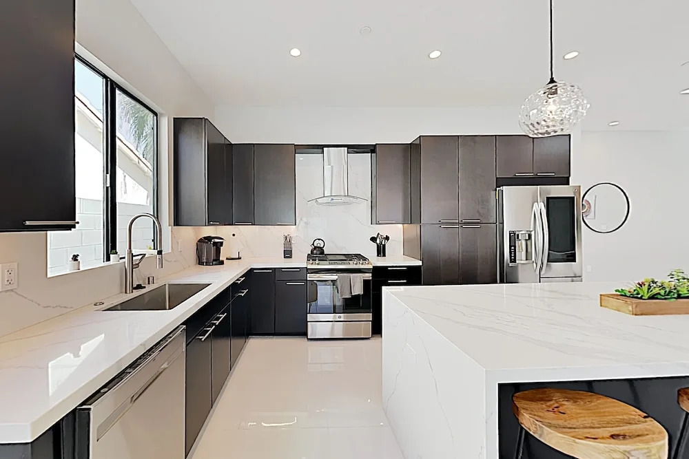 New-Build Beauty w/ Pool, Spa & Mountain Views home