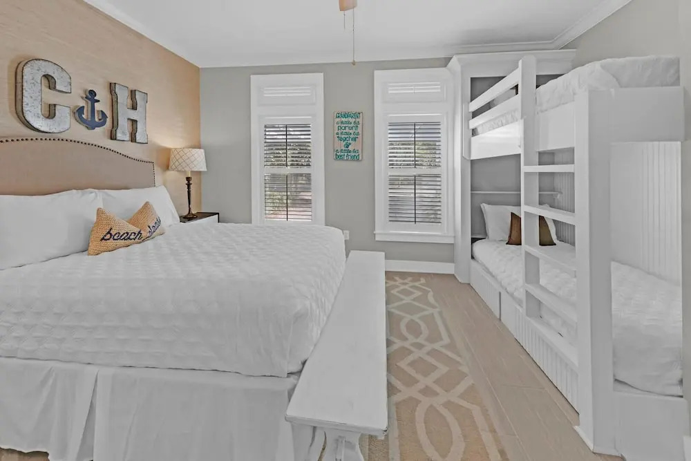 Spacious 4-bedroom Beach Retreat: Ideal for Families & Groups!