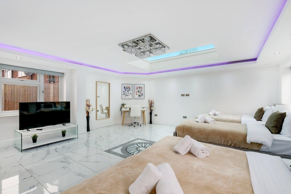 Stunning 5 Bedroom, 3 Bathroom Home in Windsor
