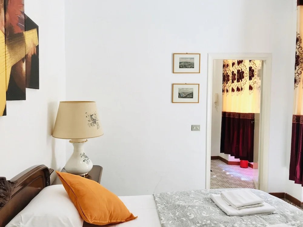 4 Bed-sleeps 8-central Rome-5 Min to Colosseum