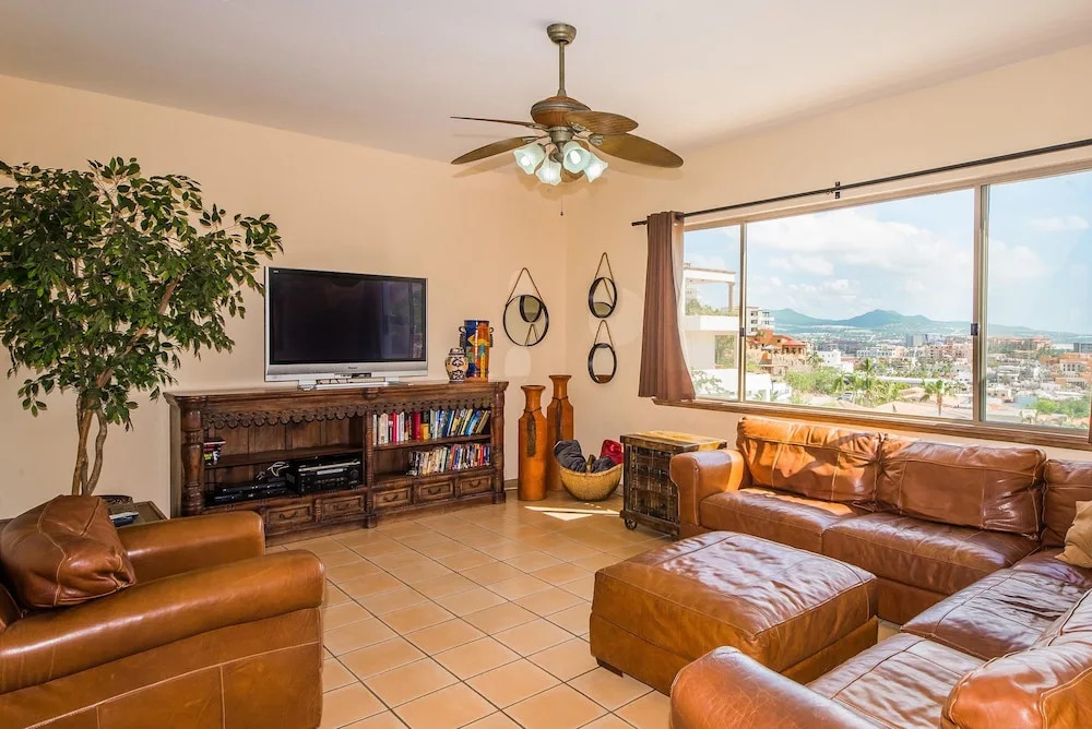 Steps From Downtown & Marina, 6 Bedrooms for 14 People; Villa Victoria