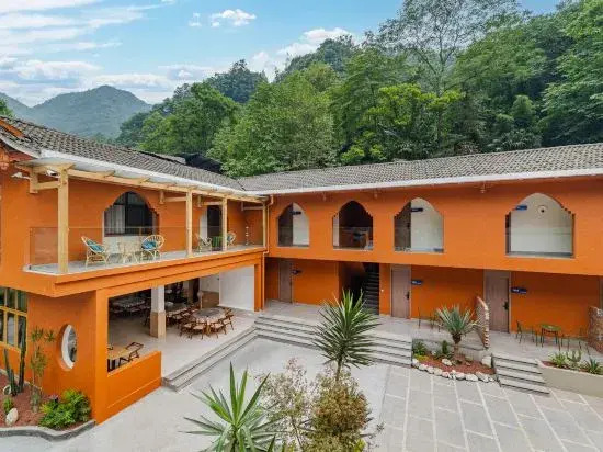 Qingcheng Mountain Tingfeng Orange Yard Hot Spring Hotel