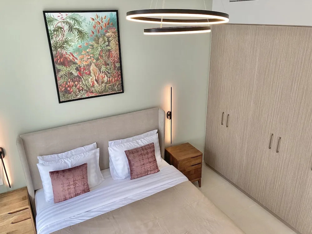 SuperHost - Stylish Apartment Facing Creek Harbour