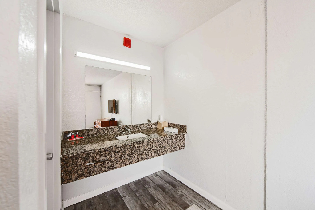 Econo Lodge Inn & Suites Near Bricktown
