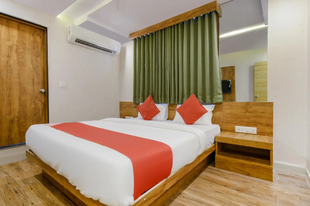 OYO 70998 Hotel Safari Inn