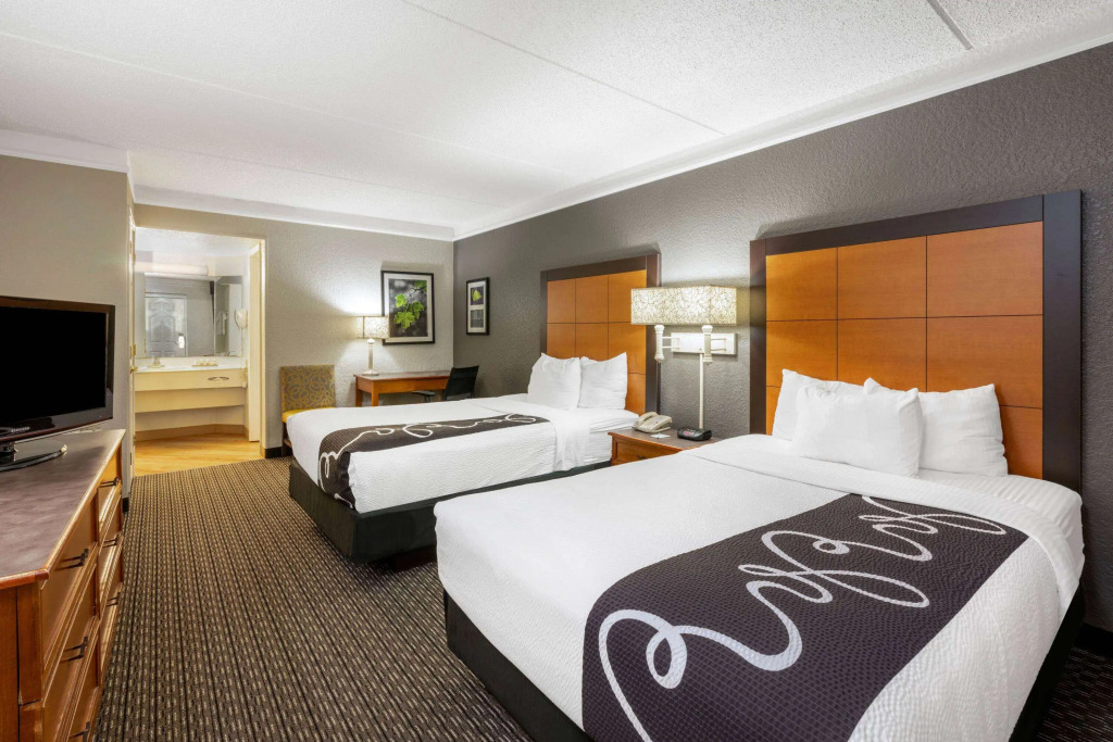 Super 8 by Wyndham The Woodlands North