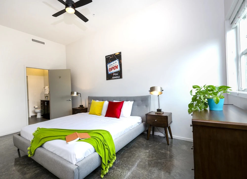 Acklen Luxury Condos by Hosteeva