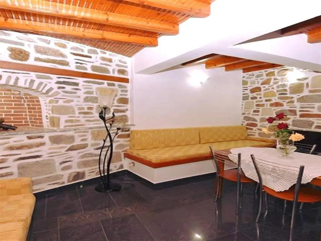 Akadia Syros
