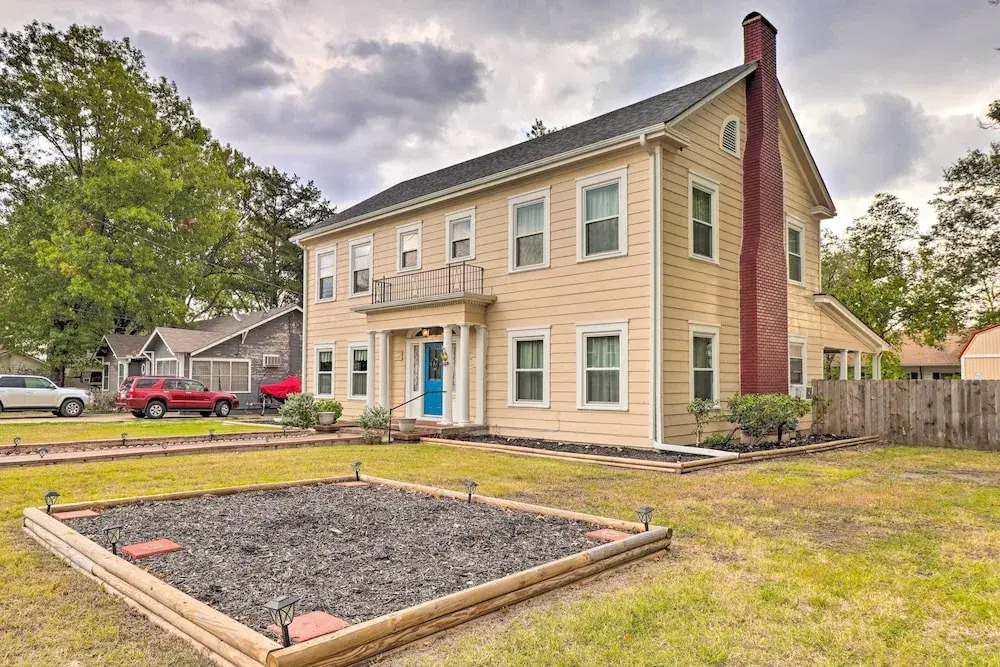 1920s Corsicana Home: Group Getaway Near Downtown!