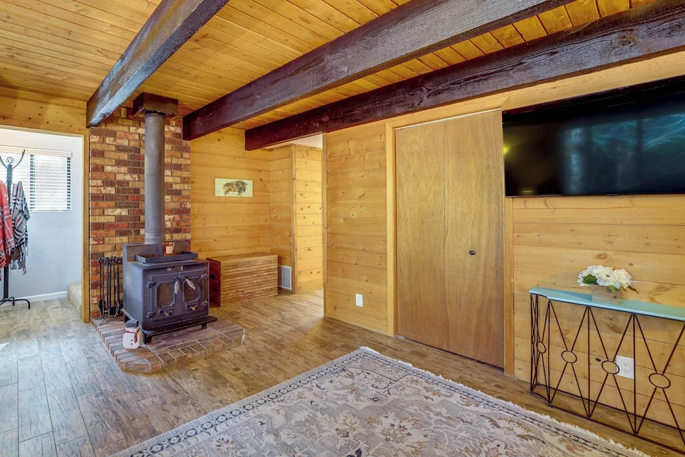 Spacious Yard & Deck! Great Space in Munds Park