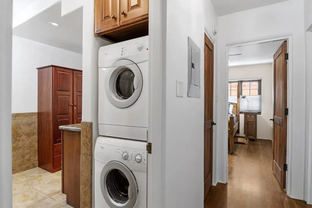 Casa O'keeffe - Five-minute Walk to The Plaza, Quiet Neighborhood, Comfort and Convenience