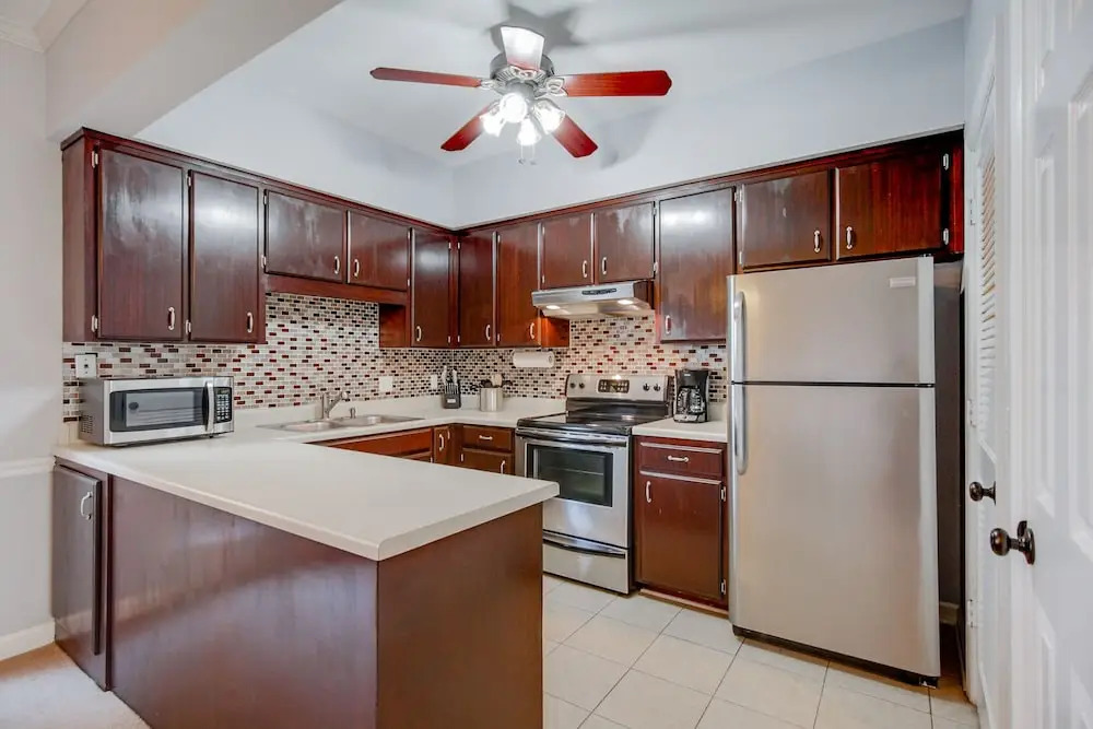 Long Blvd Condo Unit E3 - 2 Br Condo