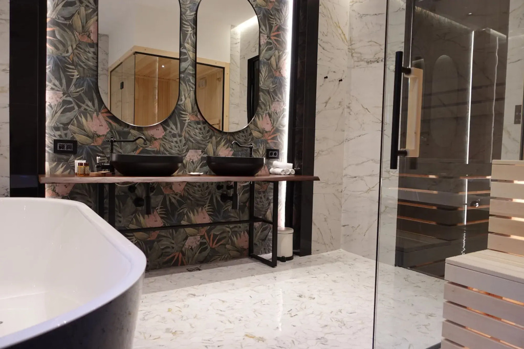 One Luxury Suites