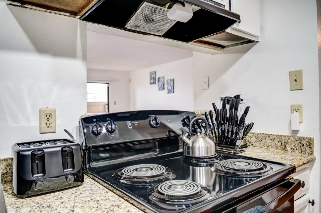 LovelyMedcenter area 3 BR, 2BA  condo w/grill