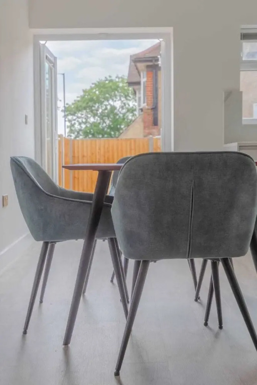 Contemporary 2 Bedroom in West London