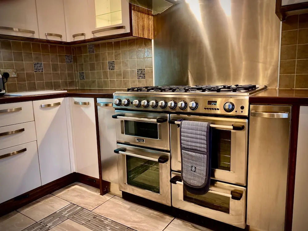 Captivating 4-Bed Hot Tub House in Blackpool