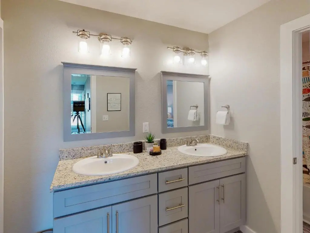 AH-E117 Remodeled First Floor Condo, Across From The Shared Pool & Hot Tub, Near Marina & Ferry