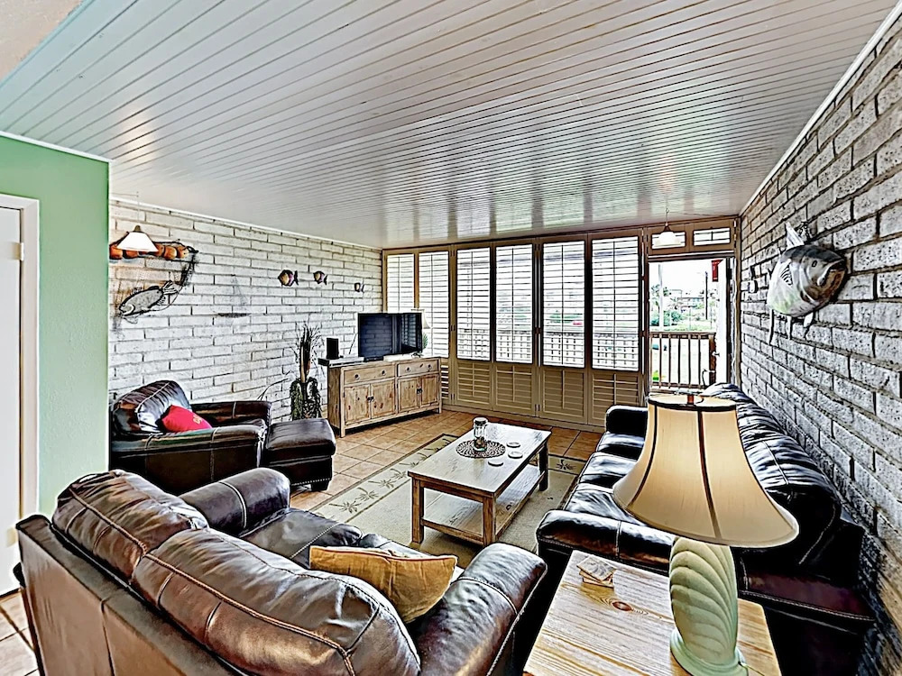 New Listing! Coastal-chic - Pool & Balconies 3 Bedroom Condo