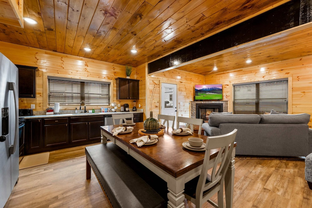 Charming New 5BR 4BA Cabin Near Dollywood