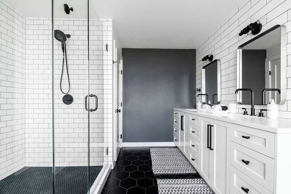 Luxury 4-bedroom Container Home, Hot-tub & Firepit