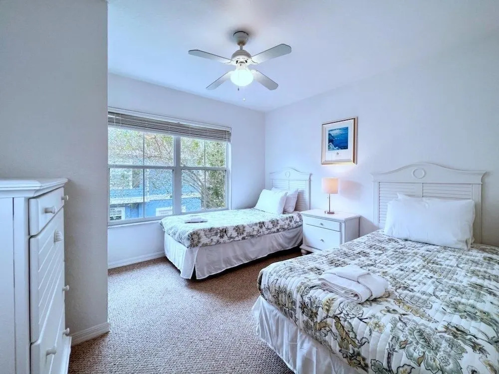 Lovely Family Town Home In Great Location 4 Bedroom Townhouse by RedAwning