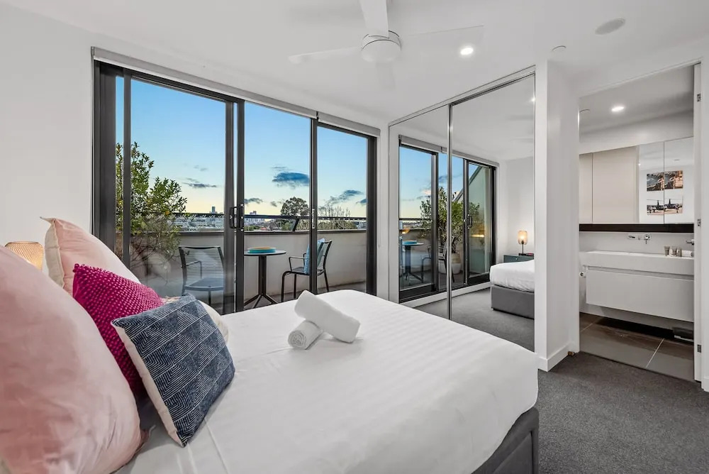 StayCentral - East Brunswick Penthouse with Study
