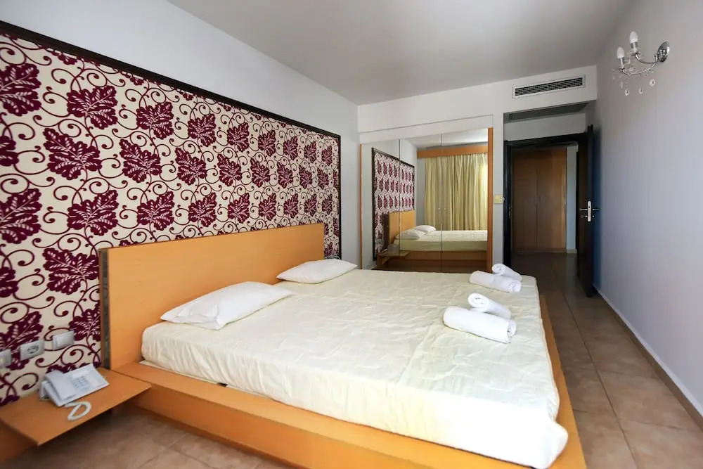 Rhodes Premium Suite, Luxury with Private Hot Tub - Adults Only