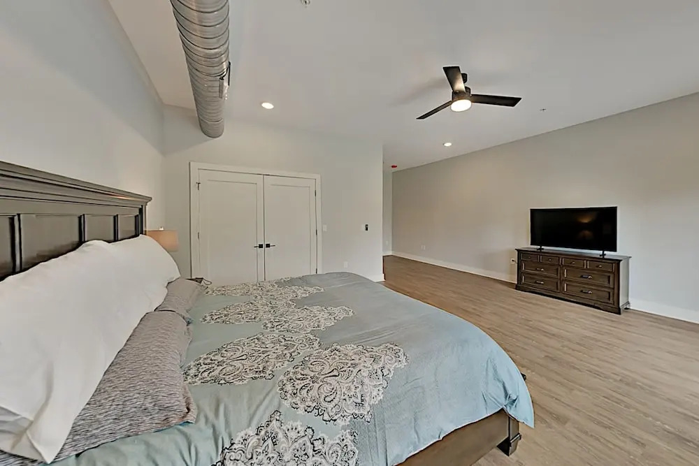 Chic : Walk To Dining, Shops, Entertainment 1 Bedroom Condo