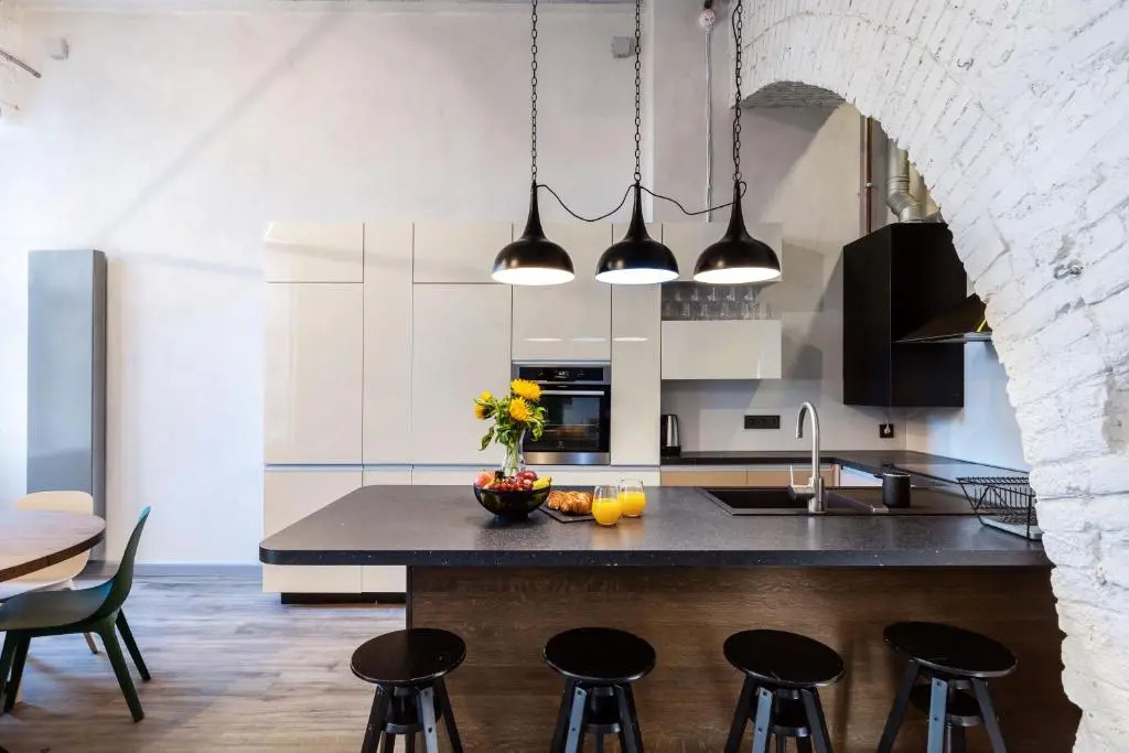 #stayhere - Unique Spacious & Modern 2BDR Upscale Neighbourhood