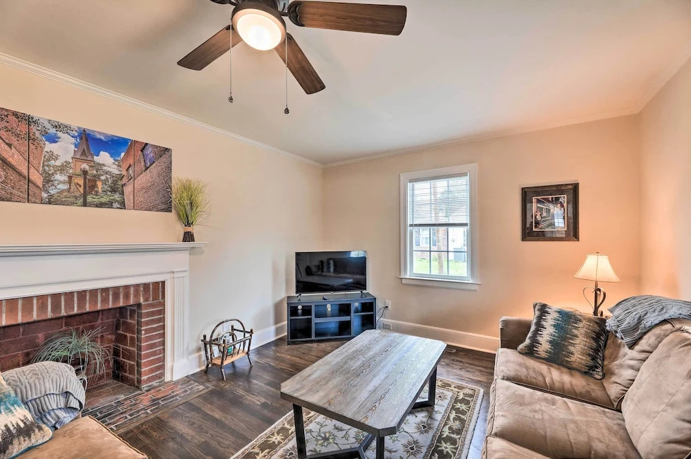 New Bern Retreat w/ Fire Pit ~ 1 Mi to Dtwn!