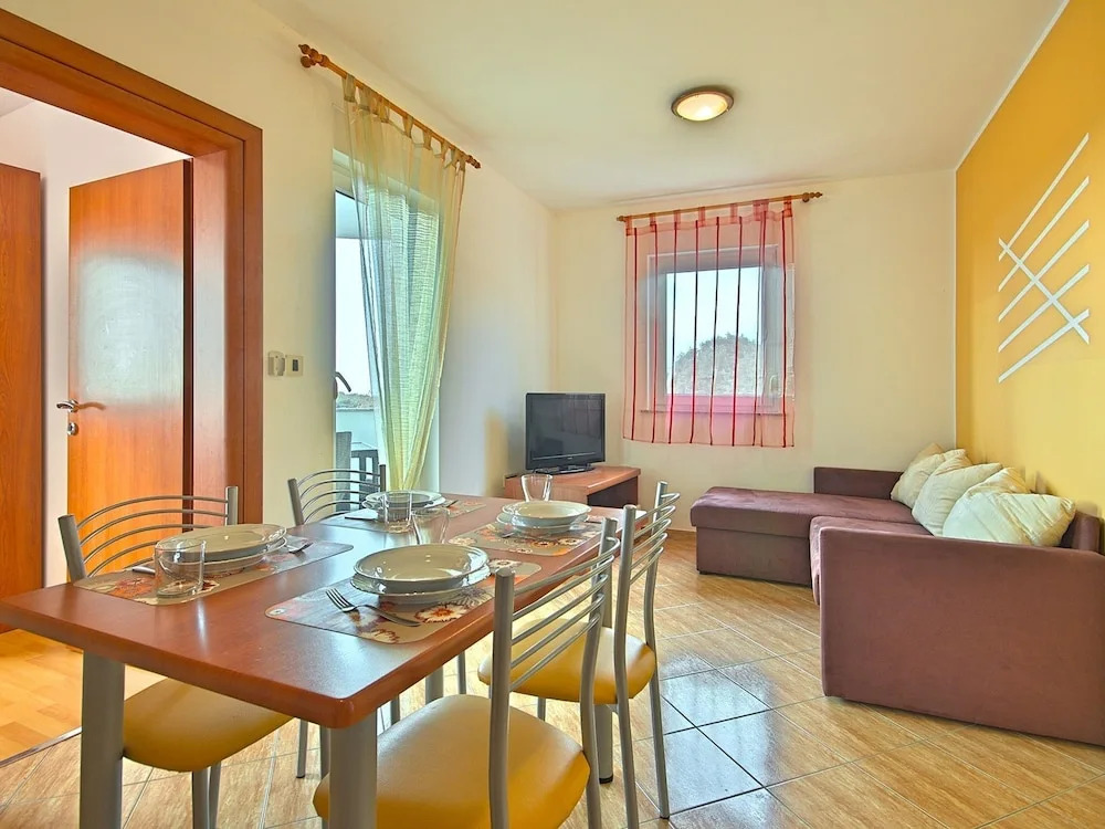 Well Maintained Apartment With Shared Pool With Children's Pool, 2 km From the Beach