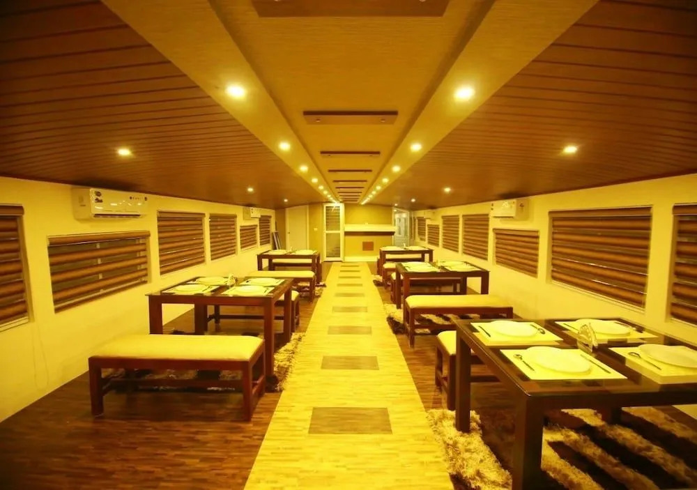 Mass Holidays Houseboat