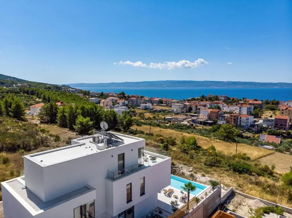 Seaview Villa Nocturno with 4 en-suite bedrooms, private 35smq infinity pool with hydromassage