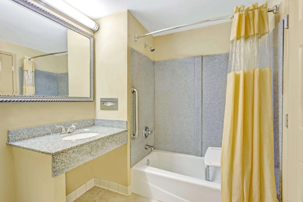 Days Inn & Suites by Wyndham Jeffersonville IN