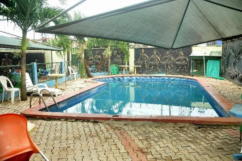 Oyins Holiday Inn