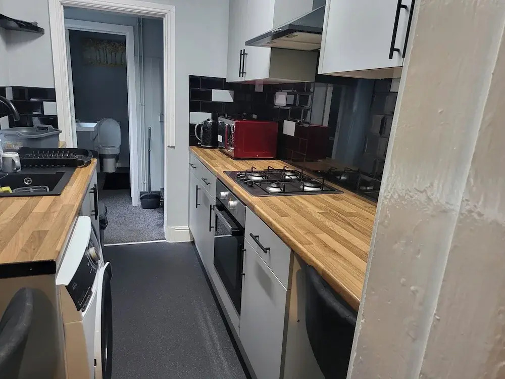 Apartment - Sleeps 5 - Great Location - Parking