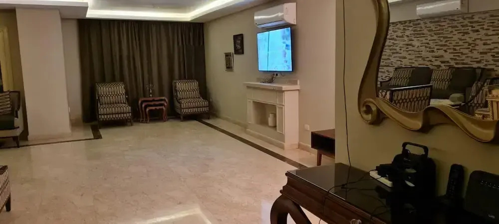 Spacious Executive Luxury Apartment With Balcony