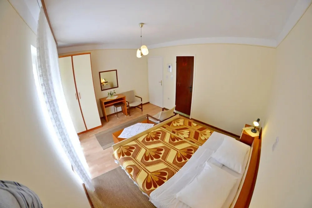 Apartment and Rooms Ruža