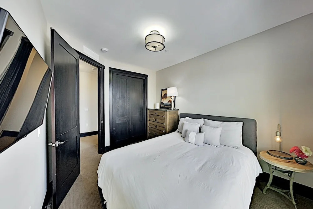 New Listing! Chic Townhome W/ Hot Tub, Near Skiing 3 Bedroom Townhouse