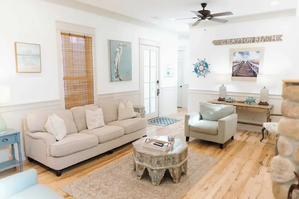 5 Mins to Beach, Shared Pool, Covered Deck, Bikes Heron Cottage by Avantstay