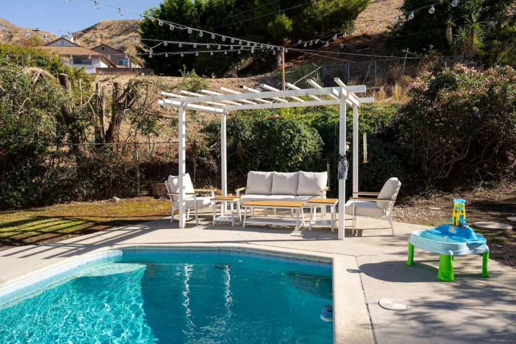 BEAUTIFUL 4-BEDROOM BURBANK HOME WITH SWIMMING POOL!  (p12)