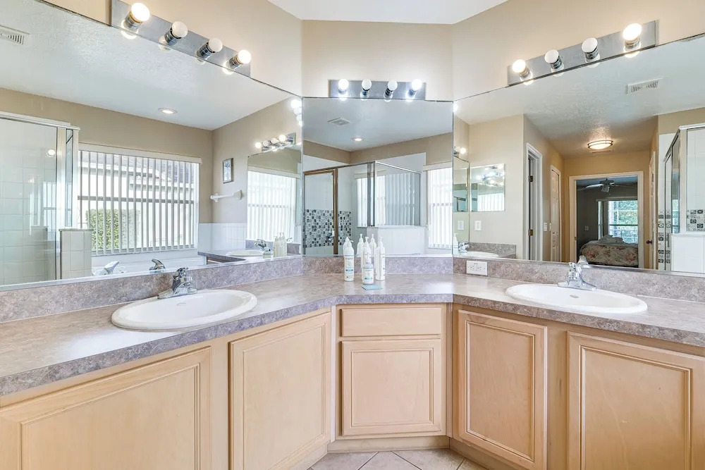 11 Mi to Disney! Family Haven w/ Poolside Oasis